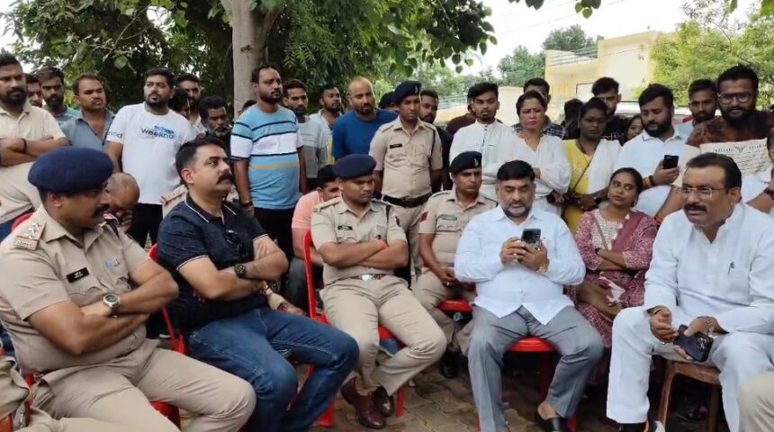 MLA Devendra Yadav may  get arrested soon, Balodabazar police reached in the morning, supporters gathered in protest
