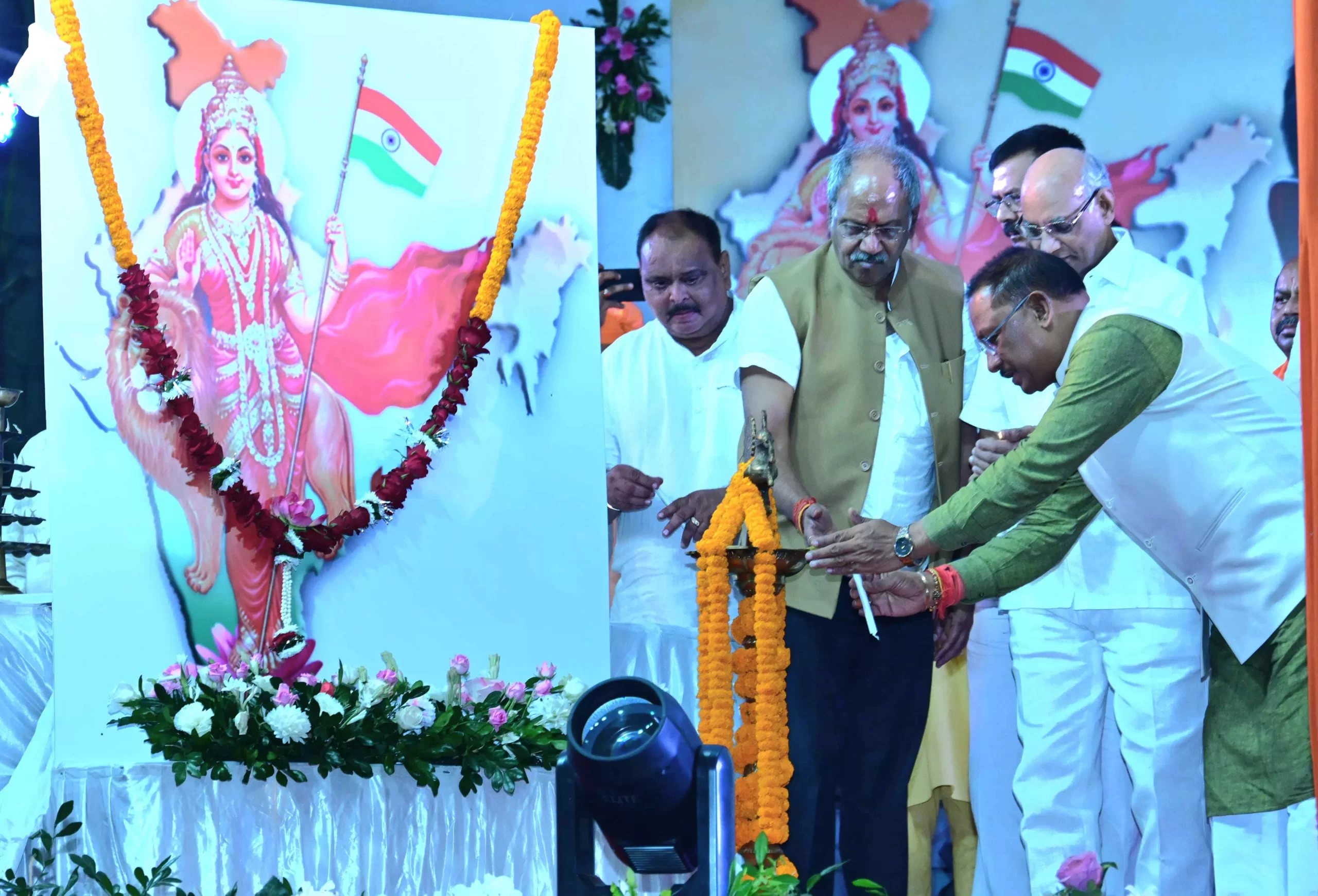CM Sai and  Raipur MP Brijmohan Agarwal  participated in the program of grand aarti of Bharat Mata