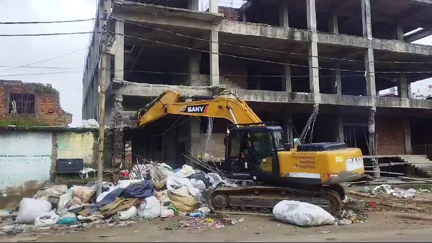 Administration’s bulldozer roared on three-storey illegal building, shock to the leader who made objectionable comments against PM