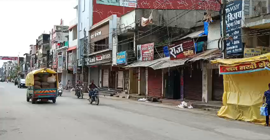 The call of Sarva Adivasi Samaj’s Bastar bandh had a wide impact in Jagdalpur, business establishments and markets closed till 2 pm