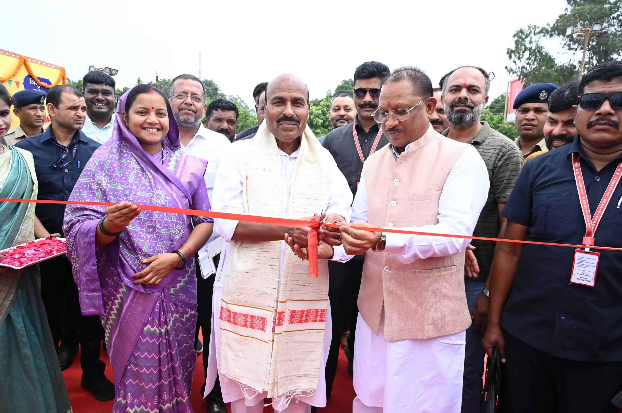 The Union Minister inaugurated the Divya Kala Mela by lighting the lamp, the Chief Minister was present