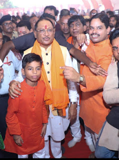 Maharishi Vidya Mandir student Pranjal handed over a beautiful portrait of CM Sai made by him