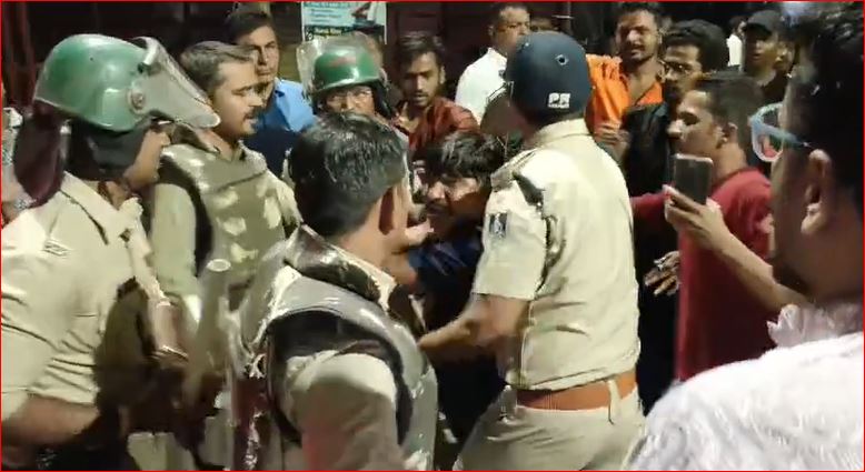 Ruckus in the Ratlam  after stone pelting on Ganesh idol procession, Hindu organisation gheraod  police station