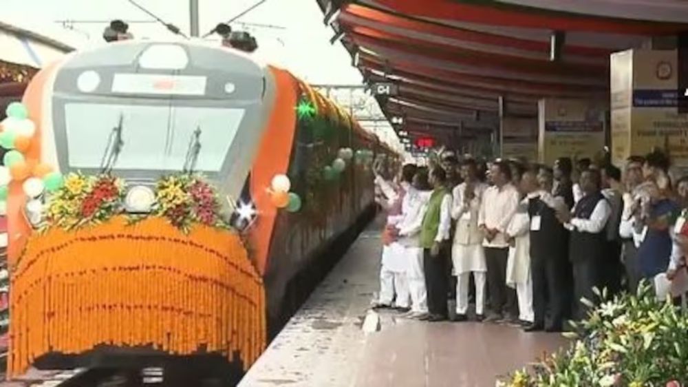 PM Modi flagged off 6 new Vande Bharat Express, laid the foundation stone of projects worth more than Rs 650 crore, road show cancelled due to heavy rain in Jharkhand