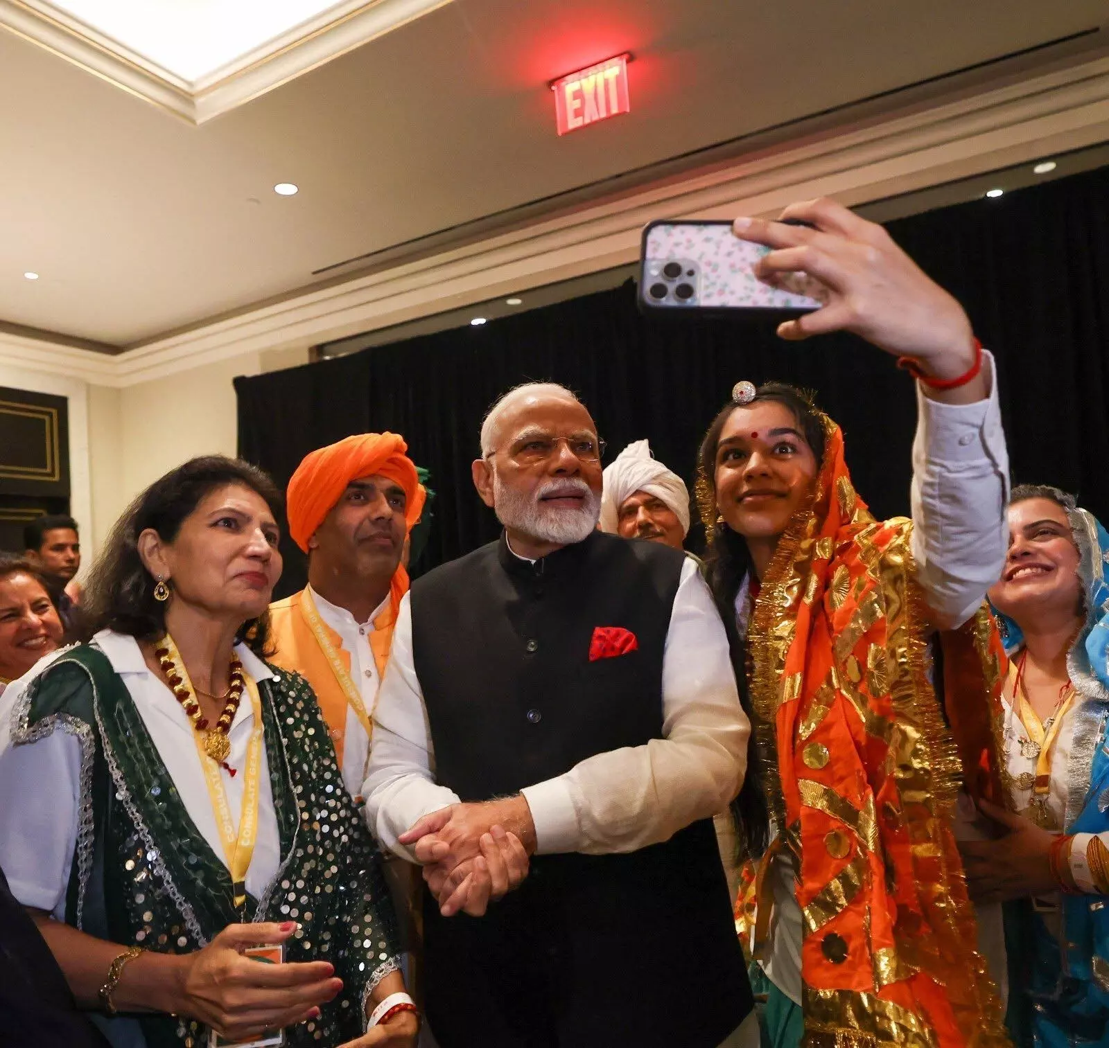 PM Modi received a warm welcome in New York, met people of Indian origin and artists