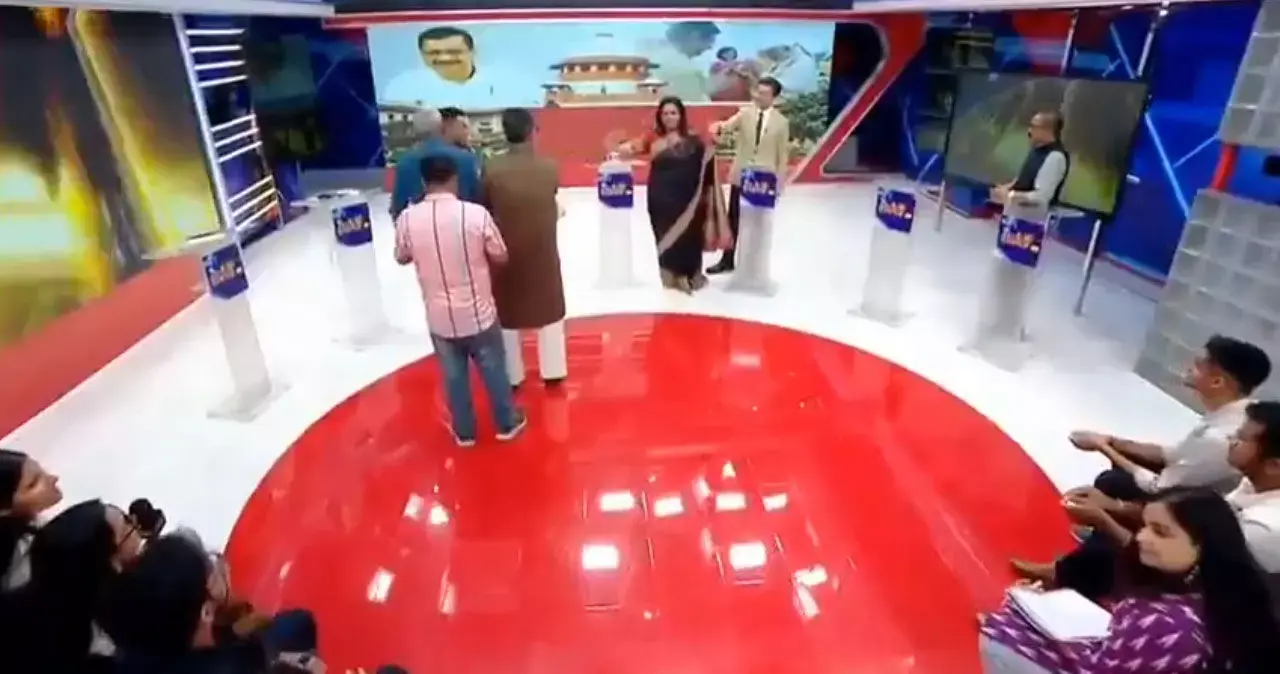 A fierce fight between a journalist and a writer during a live debate, video