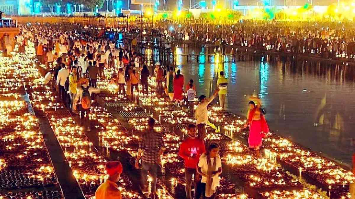 World record made again in  Ayodhya : 1 thousand 121 people performed Saryu Aarti together, Ayodhya lit up with 25.12 lakh diyas