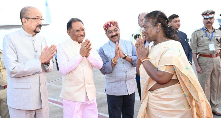 After a two-day stay in Chhattisgarh, President Draupadi Murmu left for New Delhi, was given a warm farewell at the airport