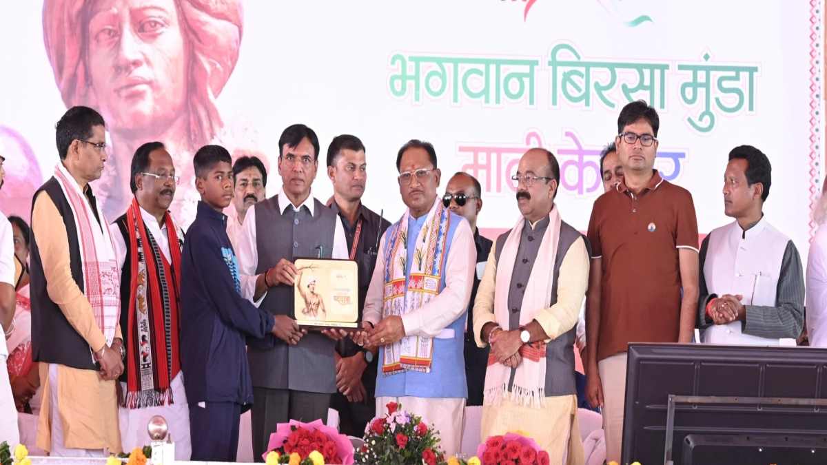 Grand padyatra in Jashpur on Birsa Munda Jayanti: Union Minister Mandaviya said – Youth should connect with the development and social concerns of the country, CM said – The glory song of tribal culture is the glory song of Sanatan culture