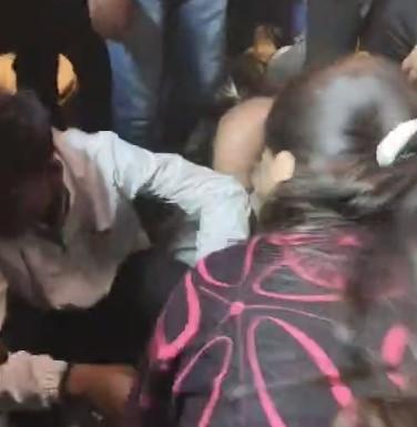 Miscreants molested girls in a cafe, girls beat them up badly, watch the video