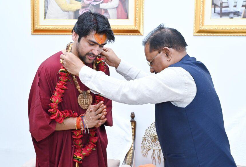 The Chief Minister took blessings from the Peethadheeshwar of Bageshwar Dham, Pt. Dhirendra Shastri