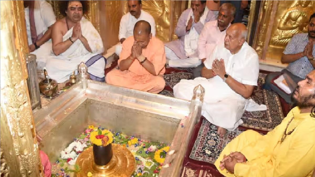 CM Yogi offered prayers at Kashi Vishwanath temple, also visited Satua Baba’s ashram, enquired about the health of former MLA