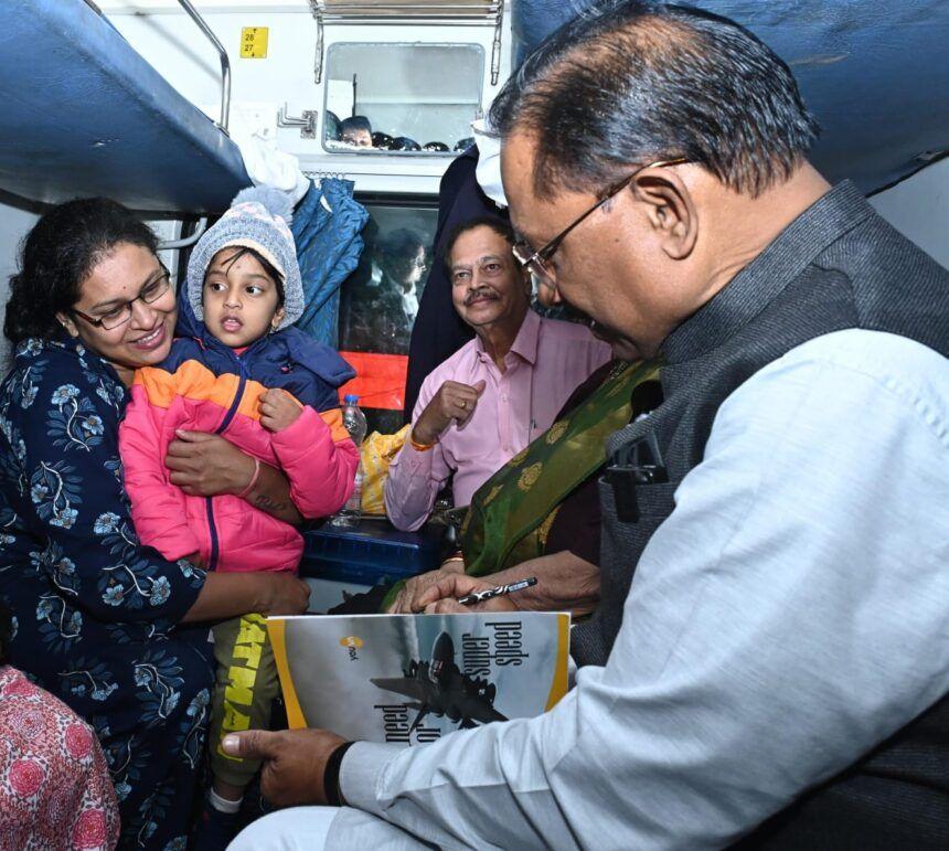 Chhattisgarh: CM Vishnudev Sai’s simplicity and intimacy won the hearts of railway passengers, he gave autograph to 4-year-old Samaira