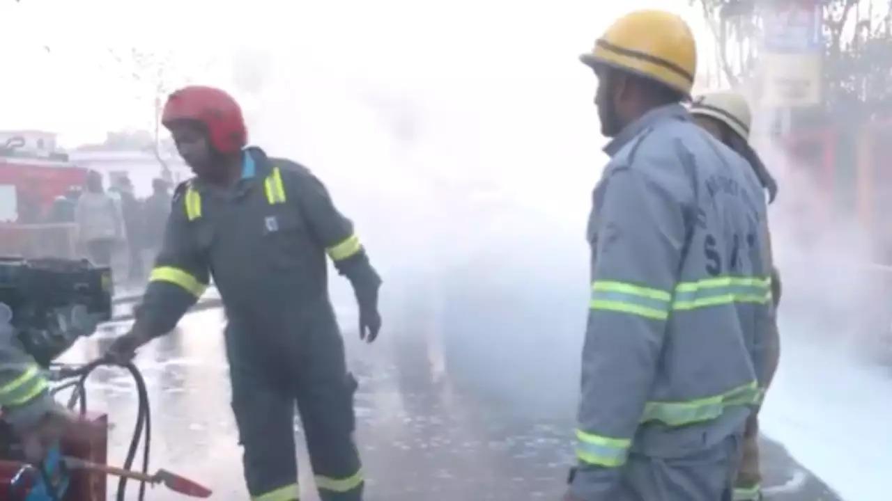 Prayagraj: Fire Engulfs Two Parked Cars On Maha Kumbh Mela Road, Official Blames Extreme Heat – VIDEO