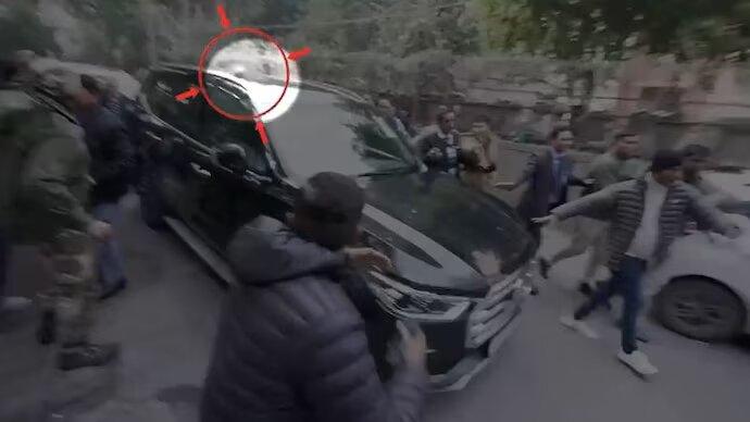 Attack on Arvind Kejriwal … Crowd showed black flags and threw stones, AAP released video