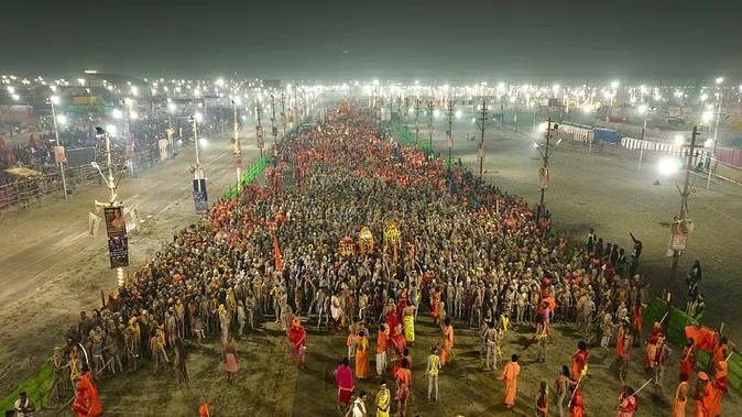 Maha Kumbh 2025 Live: After Mahanirvani and Niranjani, Now Juna Akhara Takes Bath; Devotees Are Also Taking a Dip