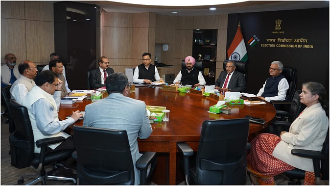 ECI: Voter ID card will be linked to Aadhar card, decision taken in the meeting of Union Home Secretary and Chief Election Commissioner