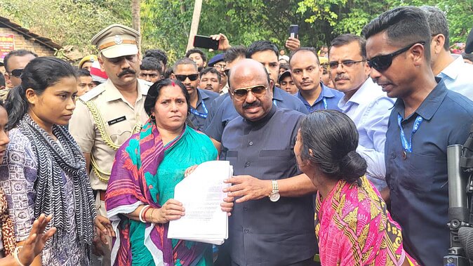 Murshidabad: Governor was leaving without meeting the victims, people sat in front of the vehicles, when there was a ruckus he returned to meet them