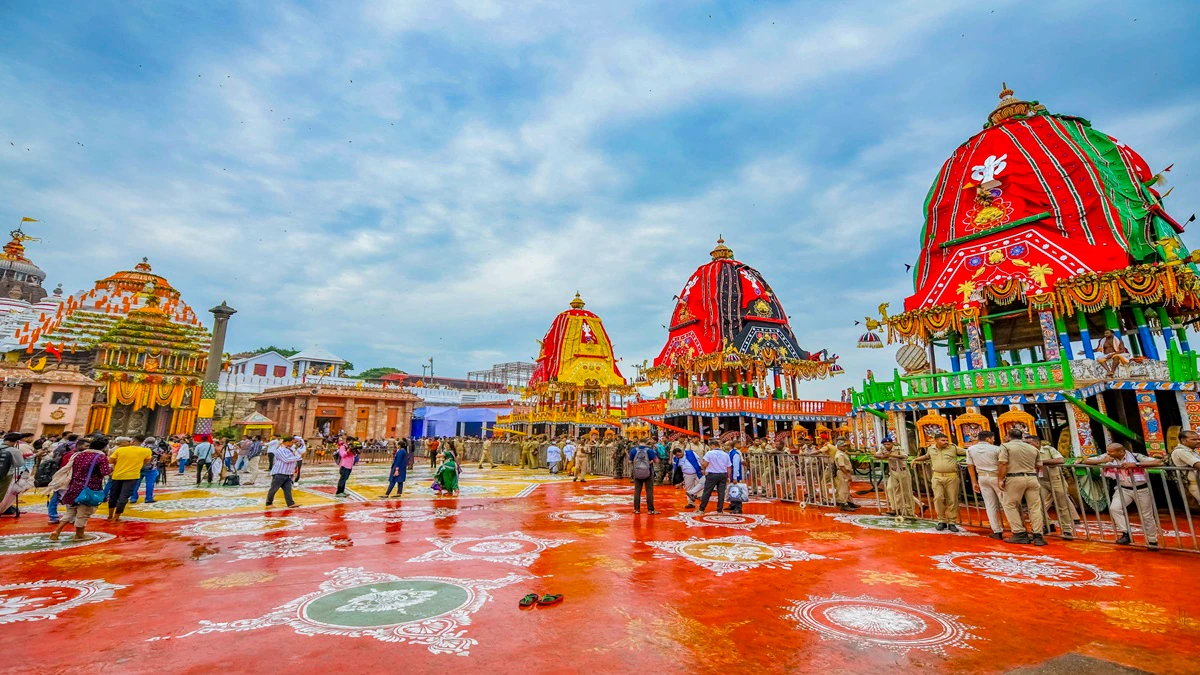 Somewhere there were preparations and somewhere there was a huge crowd of devotees… See all the colours of Jagannath Yatra from Puri to Ahmedabad