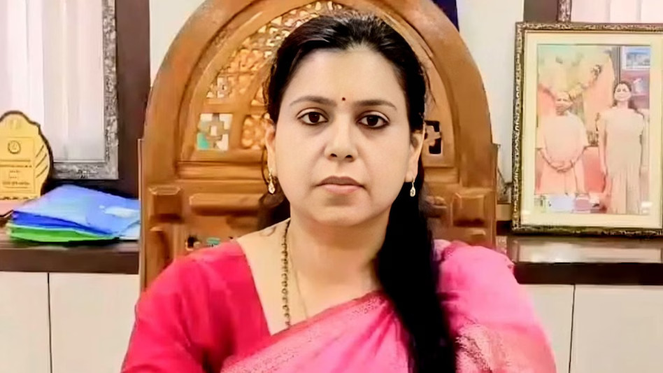 Deoria: In a meeting, IAS warned ministers, MPs and MLAs not to force for transfer-posting