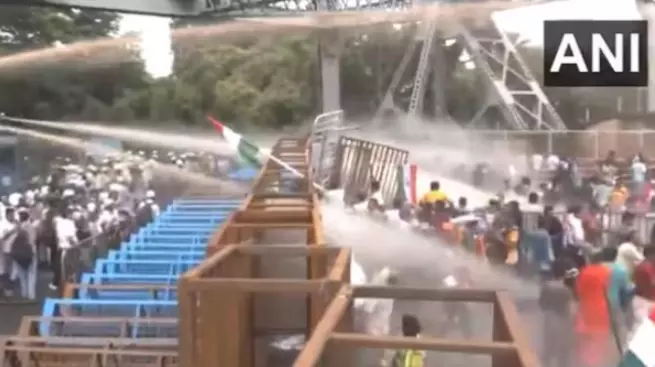 RG Kar Protestors Clash with Police at Santragachi Barricades in Howrah