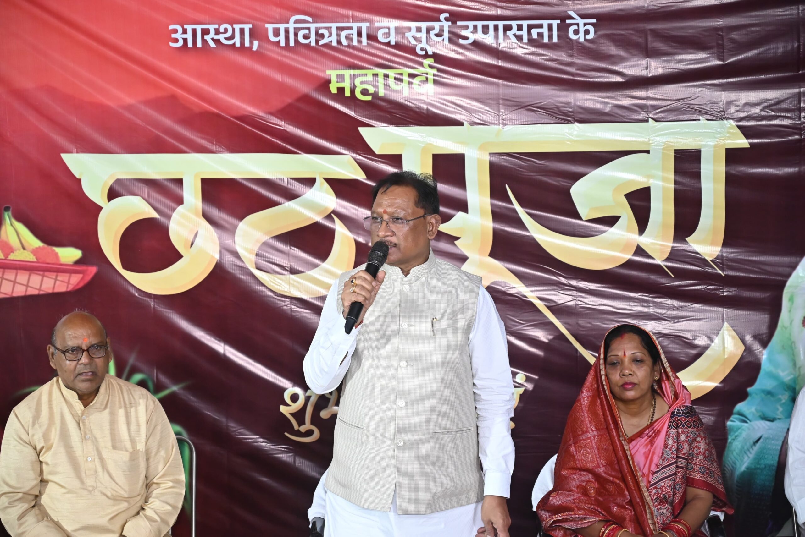 Chief Minister  Sai offers Arghya to the Sun at Duldula Chhath Ghat in Jashpur, praying for the state’s prosperity and well-being…