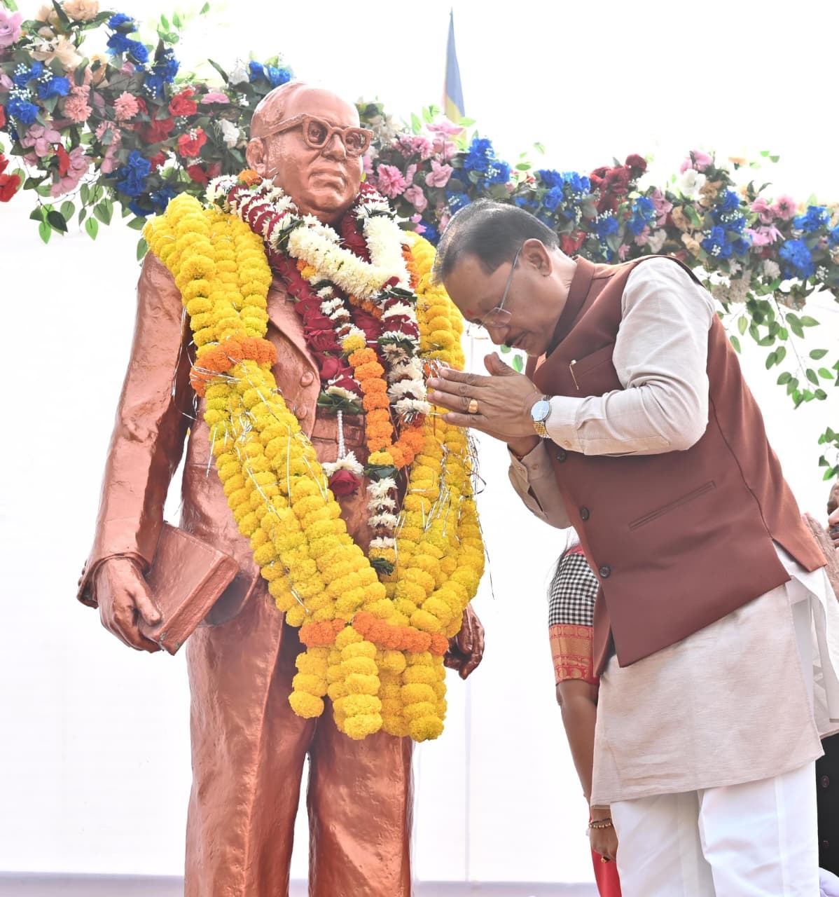 Chief Minister Vishnu Deo Sai Pays Floral Tribute to Dr. B.R. Ambedkar, On the Occasion of Constitution Day