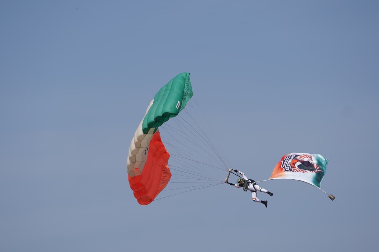 The Air Force team performs a thrilling air show on the State Festival, with the sounds of “Jai Johar” and “Chhattisgarhiya Sable Badhiya” echoing in the sky above the Sendh Reservoir-VIDEO.