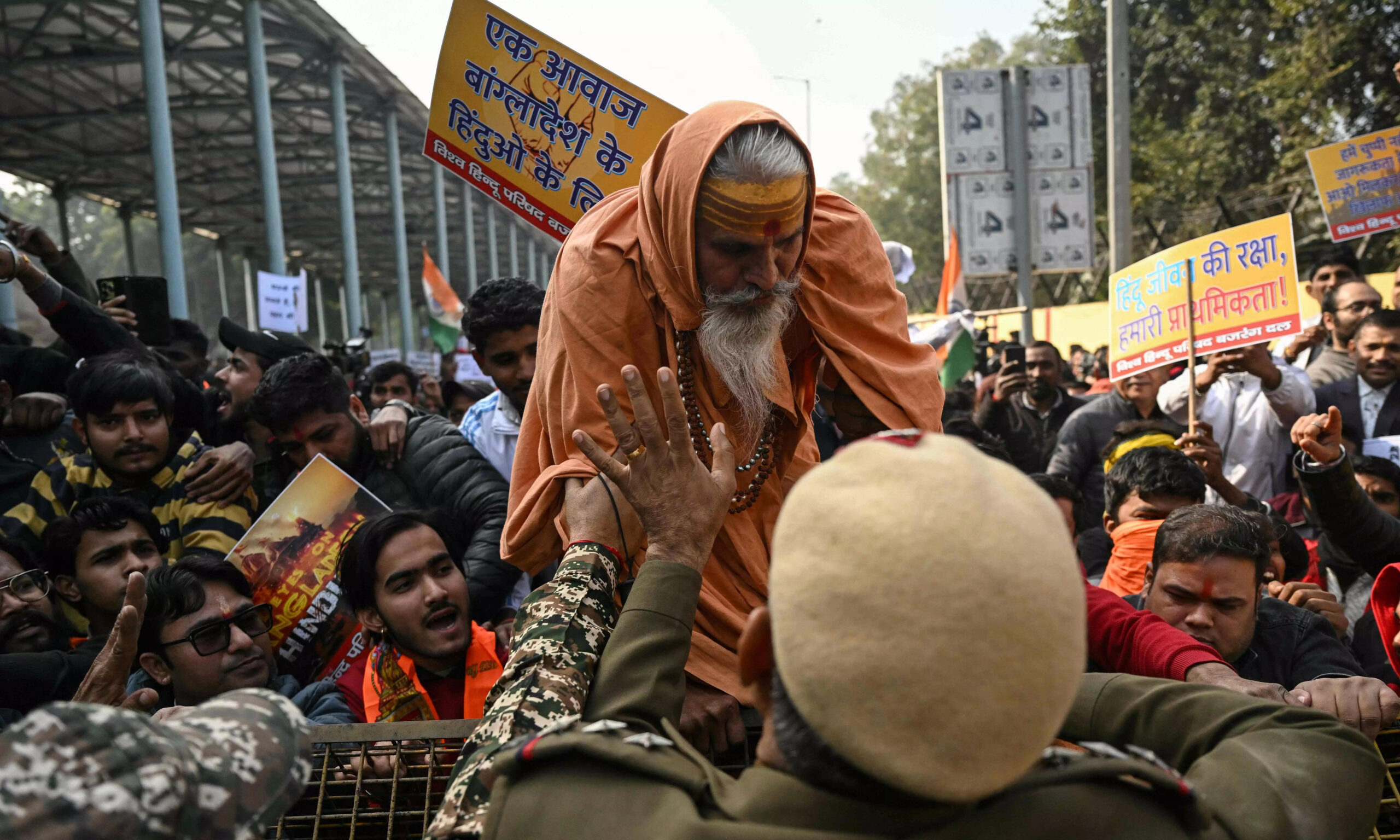VHP, Bajrang Dal Clash With Police Near Bangladesh Missions