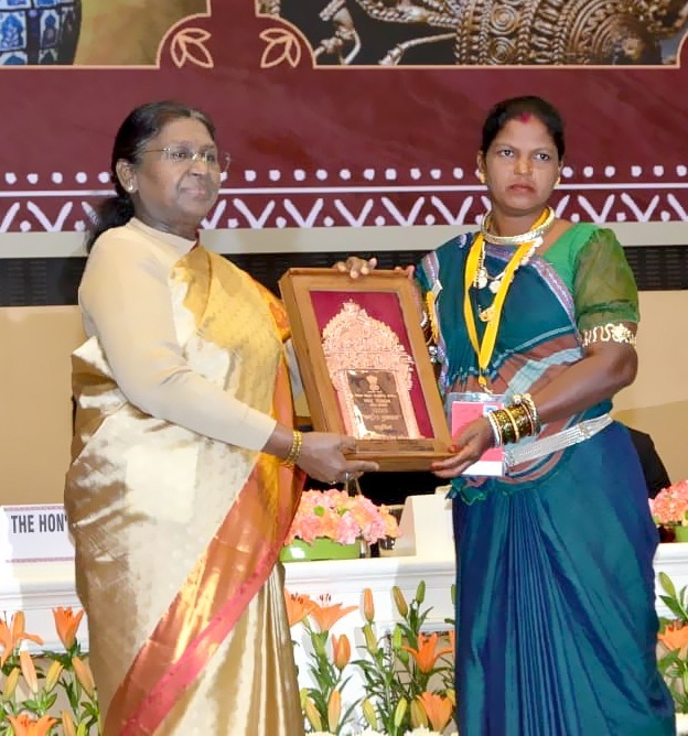 National Recognition to Chhattisgarh’s Glorious Metal Craft: Dhokra–Bell Metal Artisan Heera Bai Jhareka Baghel Receives National Handicrafts Award