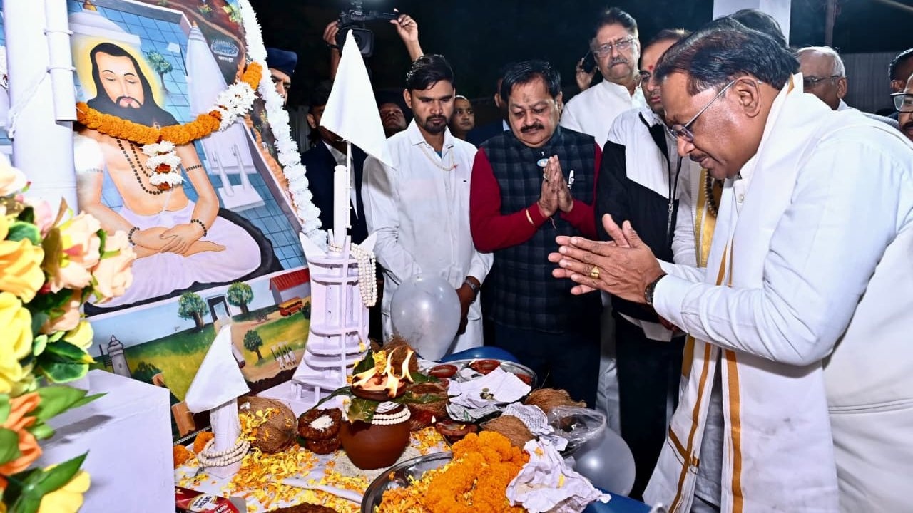 CM Vishnu Deo Sai participated in the Gurupurab program organised in Pension Bada and received  blessings of Guru Ghasidas Ji