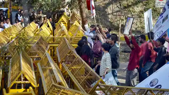 Police, students injured in clash during JNUSU protest march, over 50 detained