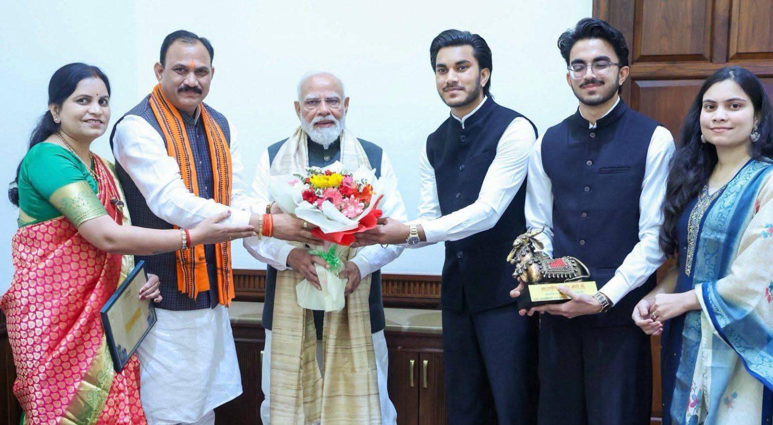 Health Minister Shyambihari Jaiswal, accompanied by his family, visited PM Modi to extend an invitation to his daughter’s wedding; the Prime Minister bestowed his affectionate blessings