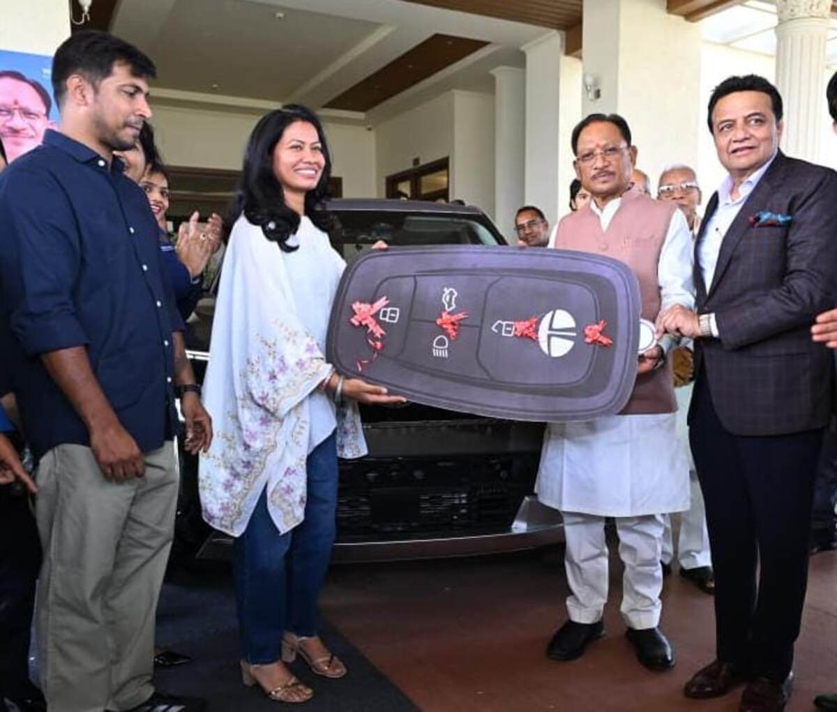 Chhattisgarh’s Daughter Akanksha Brings Honor to the State; CM Sai Felicitates Her and Gifts a Tata Sierra Car.