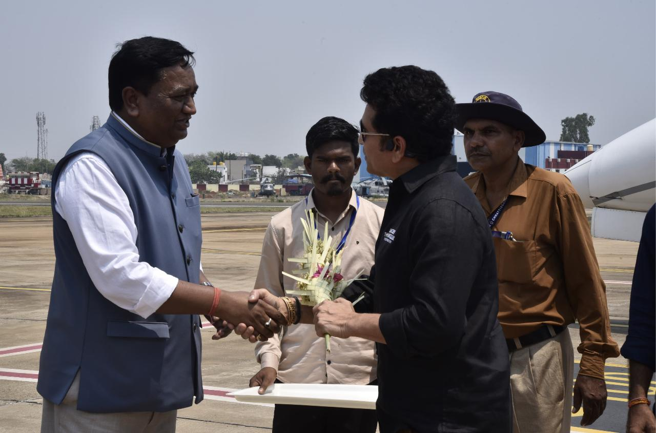 Heartfelt Welcome for Bharat Ratna Sachin Tendulkar at the Airport