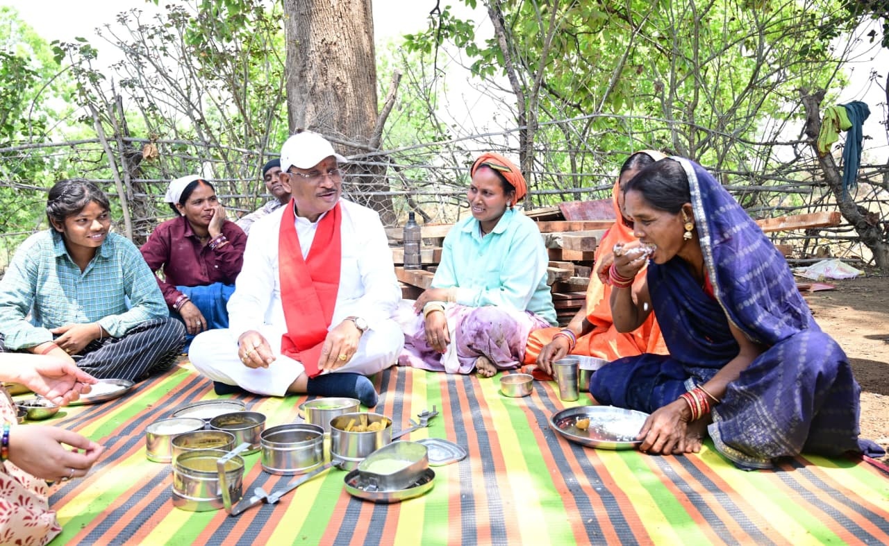 During Inspection of Under-Construction Panchayat Building, Workers Invite Chief Minister to Share a Meal: They Sat Together to Eat ‘Bore Basi’ and Mango Chutney