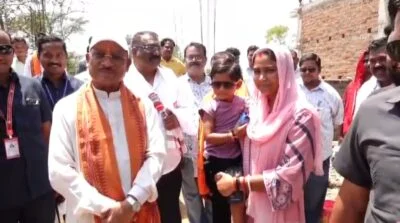 Lifted into his arms, put glasses on him… The Chief Minister’s affectionate side was on display in Bhaisamuda