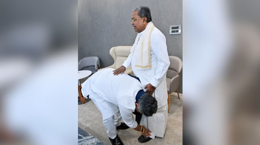 Karnataka Congress Crisis Live: ‘I am going to resign,’ Siddaramaiah announces during breakfast meeting; Shivakumar seen touching his feet