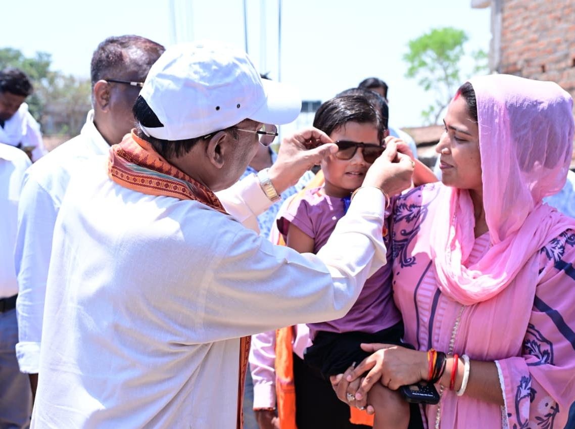 Lifted into his arms, put glasses on him… The Chief Minister’s affectionate side was on display in Bhaisamuda