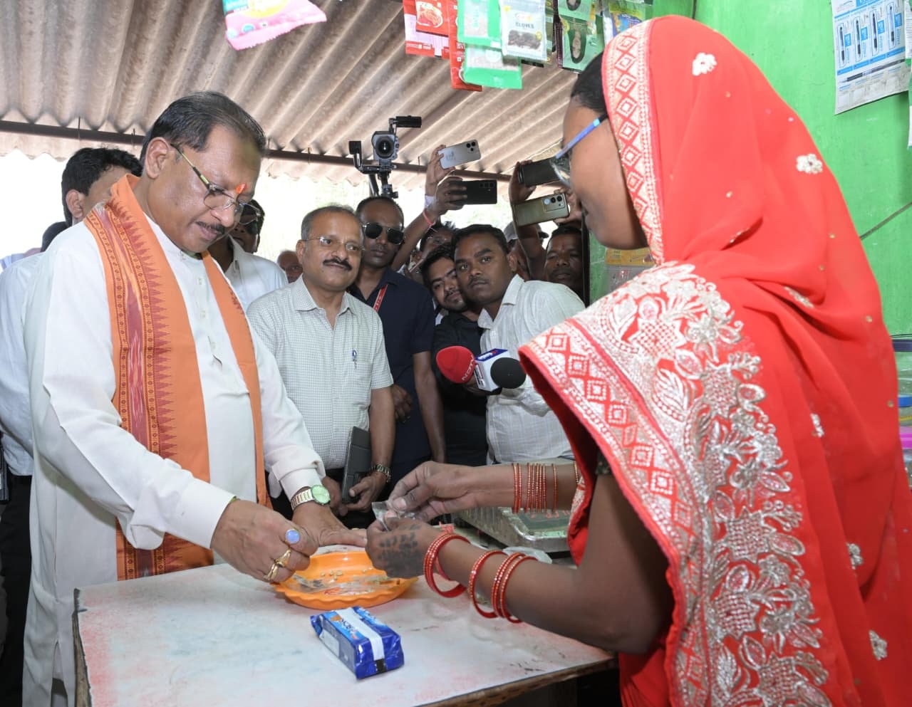 Sushasan Tihar: Chief Minister  Vishnu Deo Sai Visits ‘Lakhpati Didi’ Sumila’s Grocery Shop, Receives Warm Welcome with Cloves and Cardamom