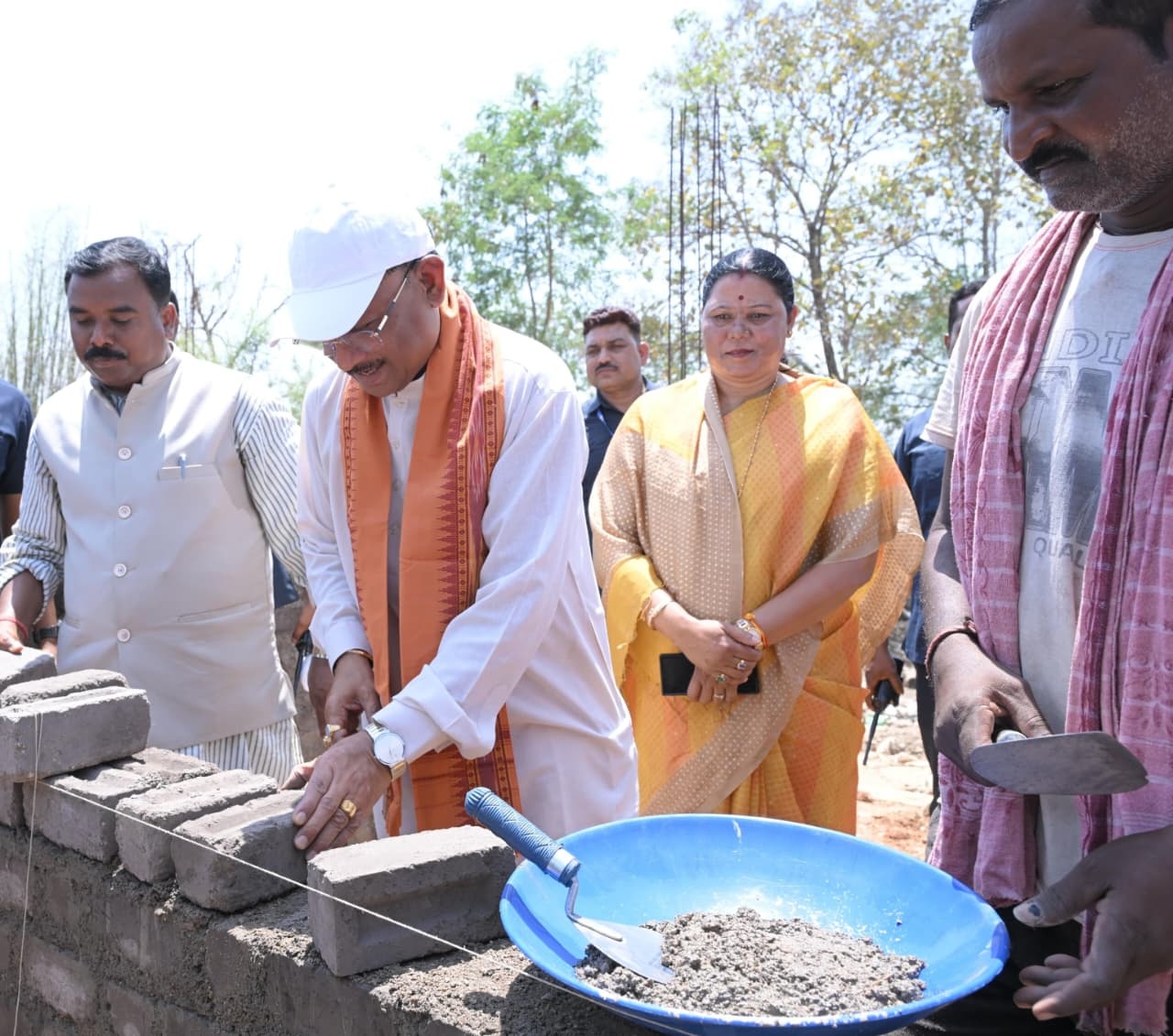 Chief Minister Shri Vishnu Deo Sai extends voluntary contribution at PM Awas site in Bhaisamuda
