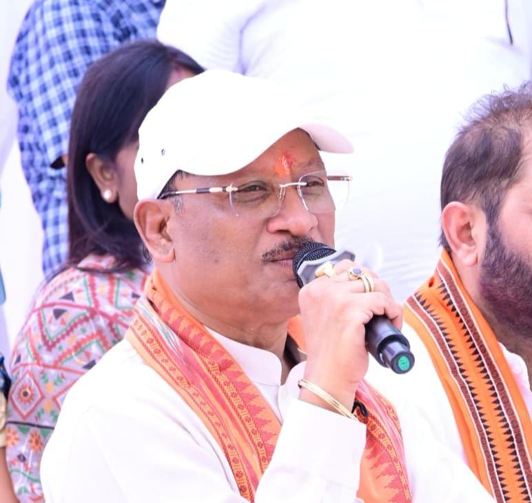 Helicopter Lands Unexpectedly as Chief Minister  Vishnu Deo Sai Reaches Silma Village in Surguja