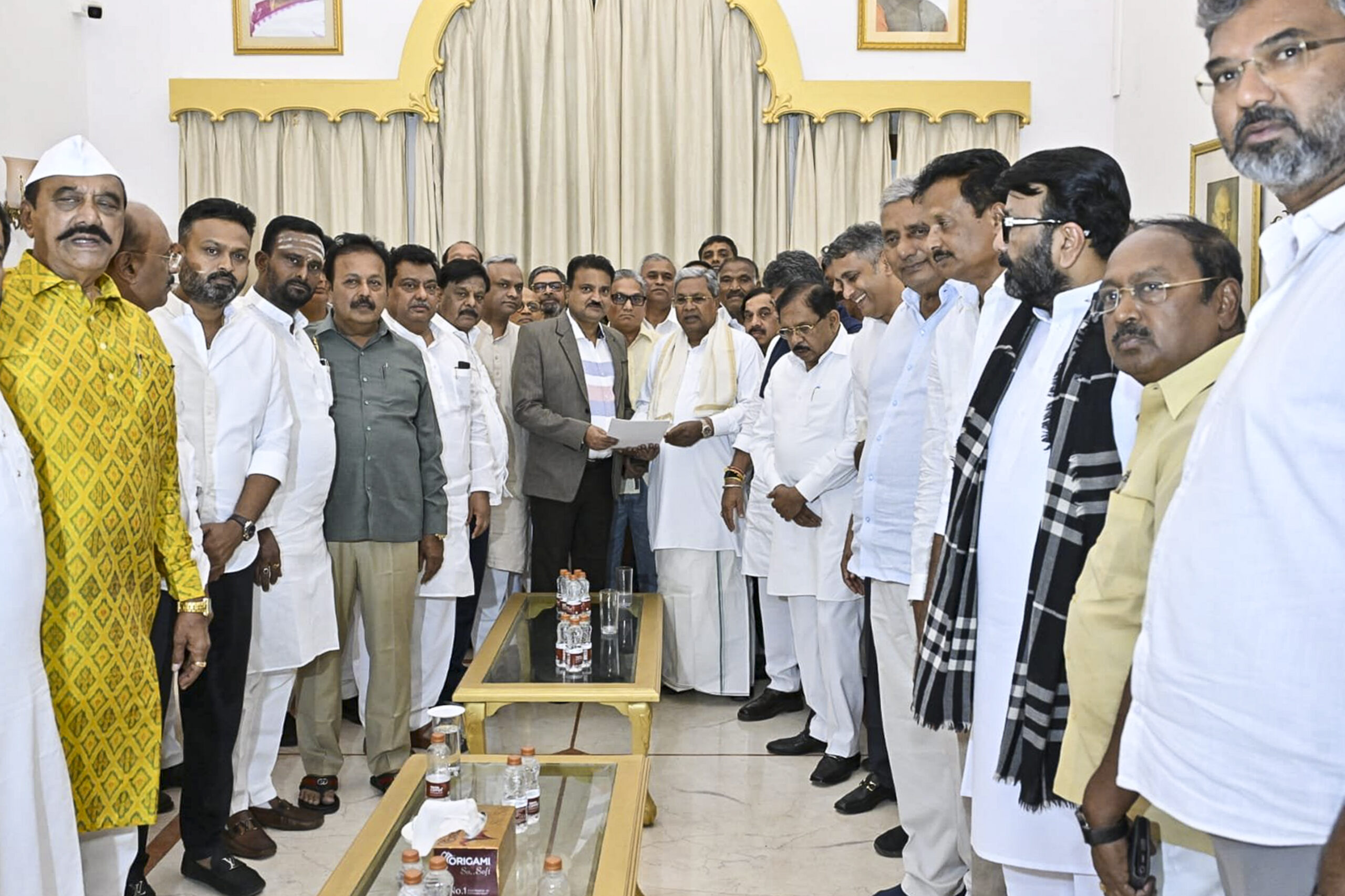 Day after resigning as Karnataka CM, Siddaramaiah meets Rahul Gandhi in Delhi