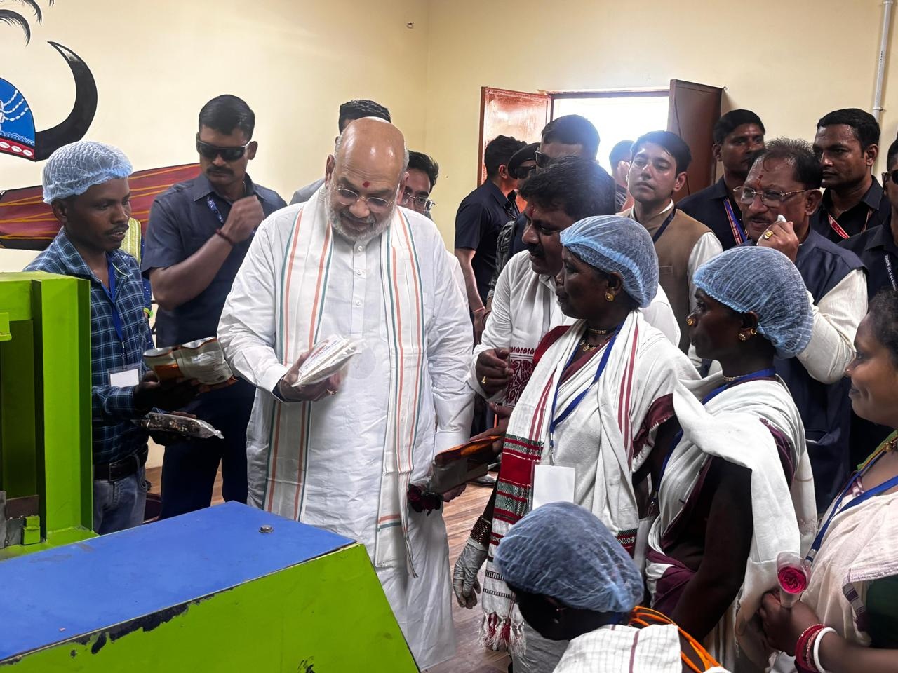 Union  Home Minister  Amit Shah  tastes  Bastar’s Tamarind, says it is “Sweet” not “Sour” !