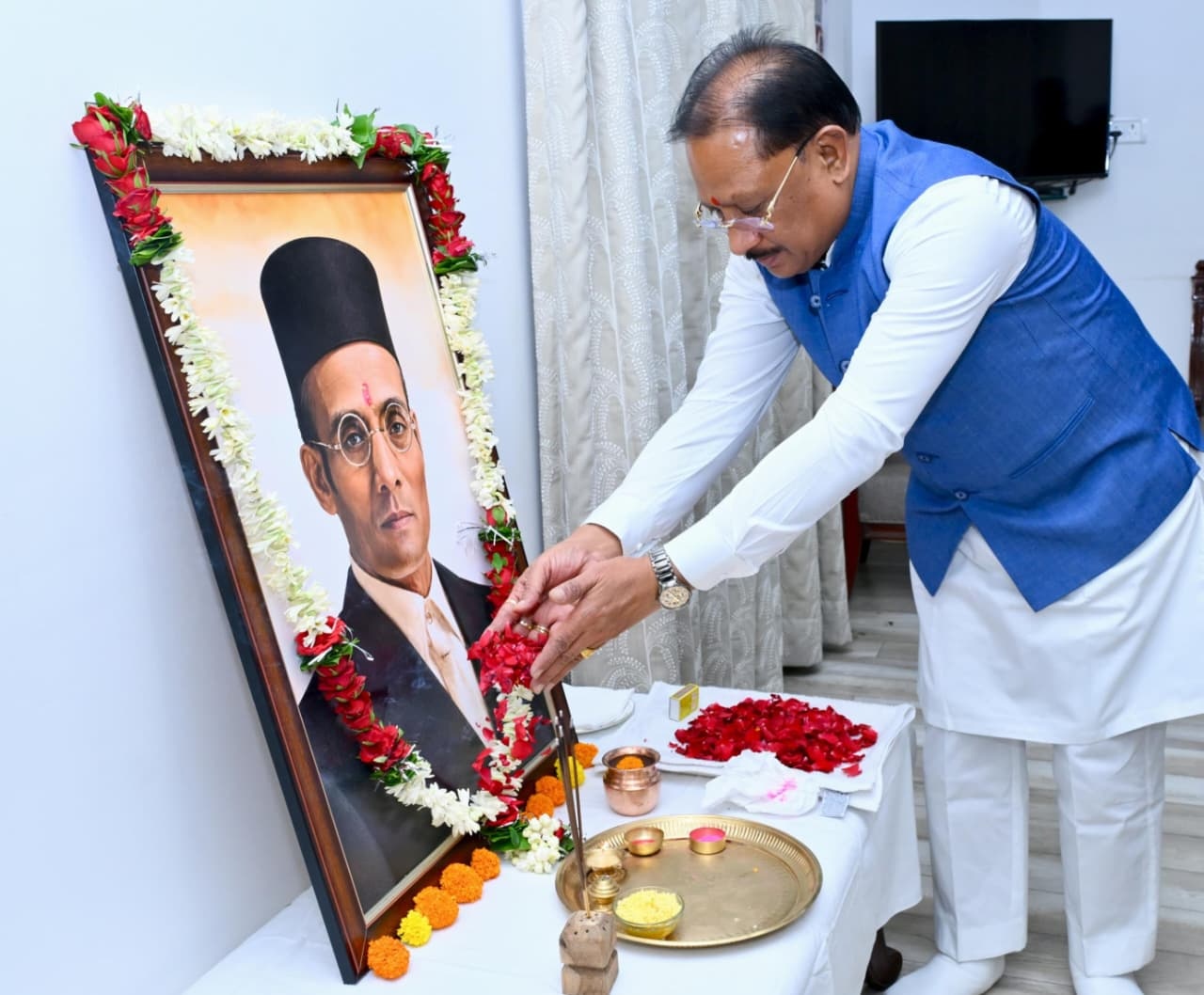 CG CM Vishnu Deo Sai  Pays Tribute to Swatantryaveer Vinayak Damodar Savarkar on His Birth Anniversary