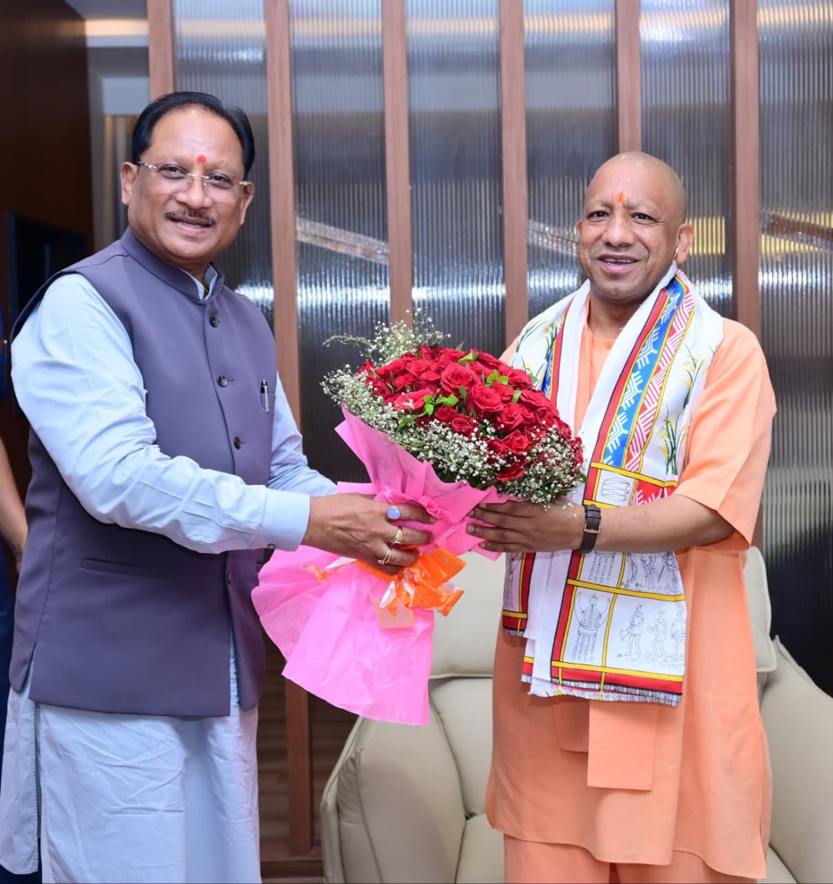 Chhattisgarh  Chief Minister Vishnu Deo Sai  Extends Warm Welcome to Uttar Pradesh Chief Minister  Yogi Adityanath