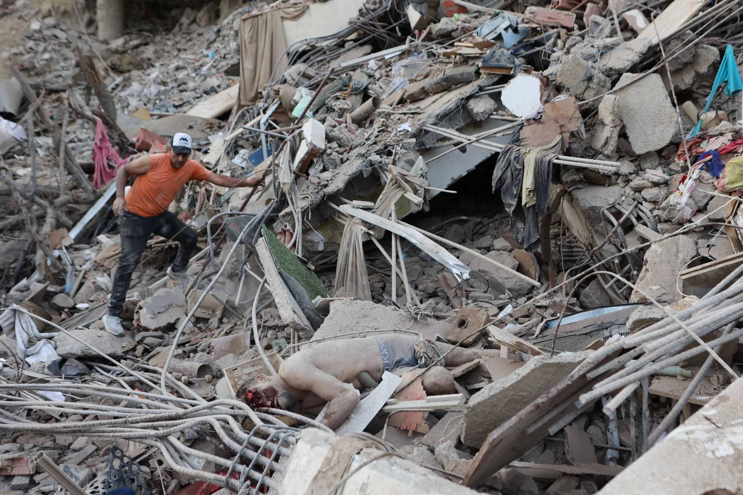 Venezuelans Search Rubble for Survivors After 2 Strong Quakes Kill at Least 188