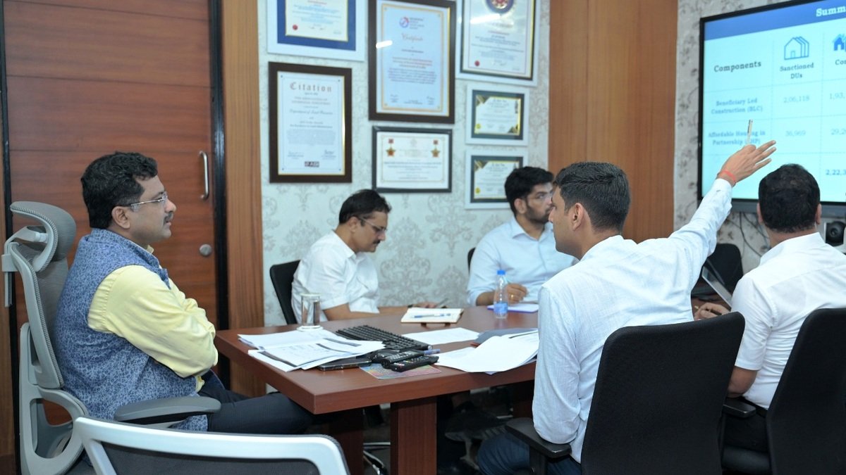 Sonmoni Borah Sets Priorities for Raipur E-Bus Plan, PM Housing and Waste-to-Energy Project