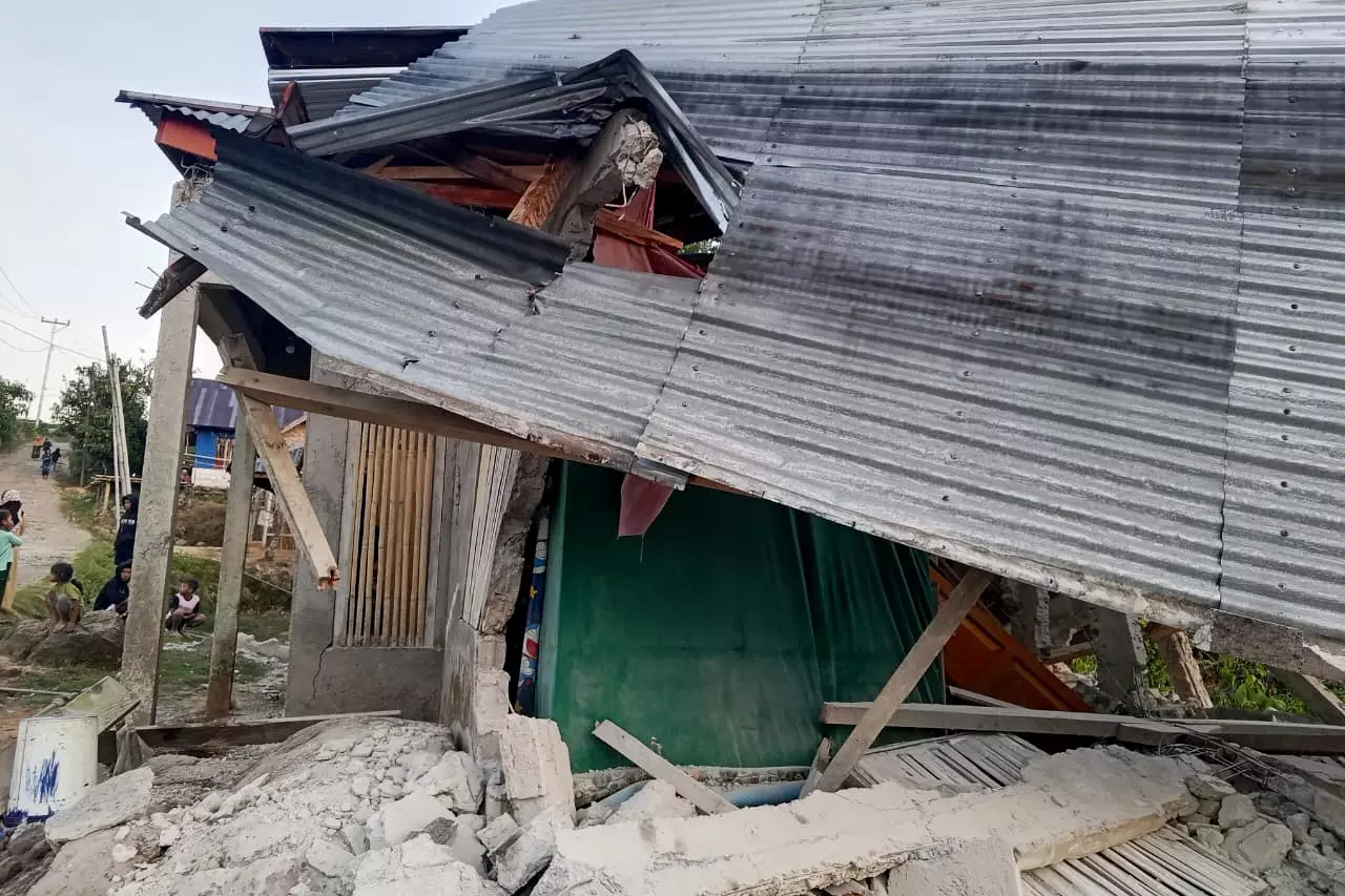 Rescuers Search for Survivors as Indonesian Quake Death Toll Rises to 47