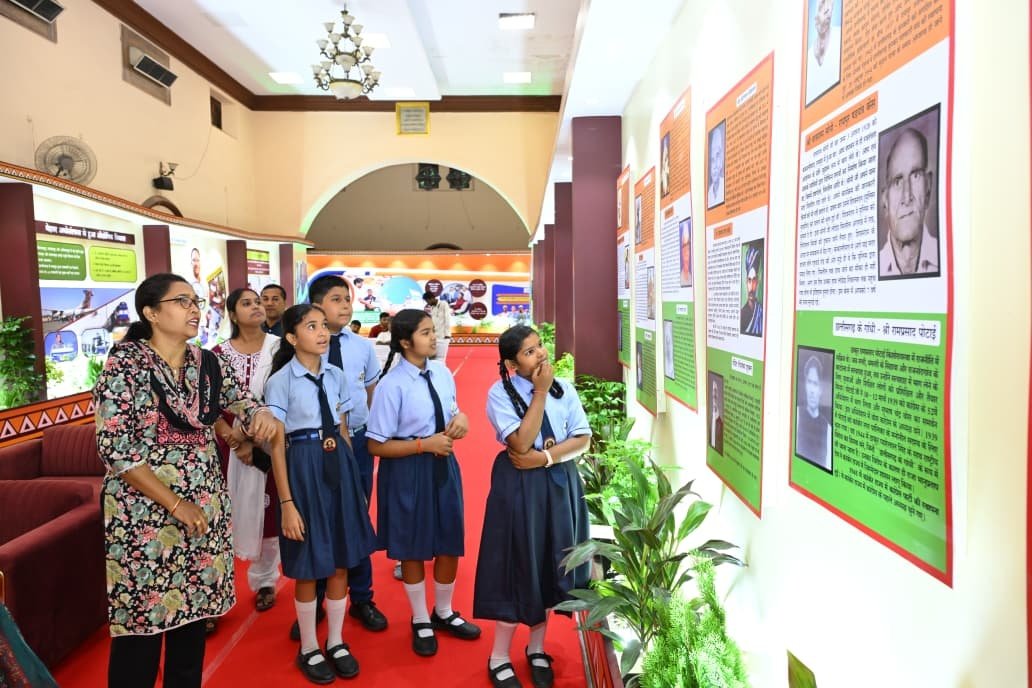 Students Explore Chhattisgarh’s Freedom Struggle and 150-Year Journey of ‘Vande Mataram’